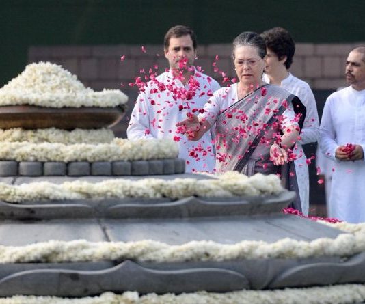 Sonia, Rahul, Priyanka pay tribute to Rajiv Gandhi on his birth anniversary