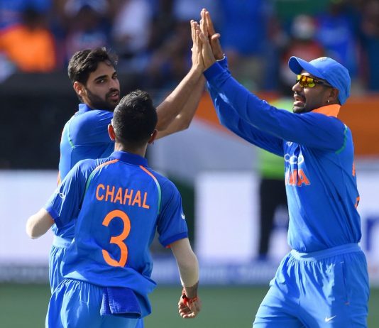 Bowlers do star turn as India thump Pakistan by 8 wickets