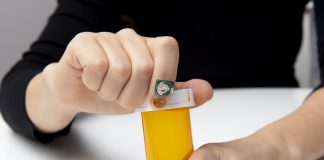 This fingernail sensor uses AI to monitor health