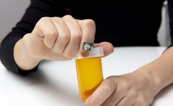 This fingernail sensor uses AI to monitor health