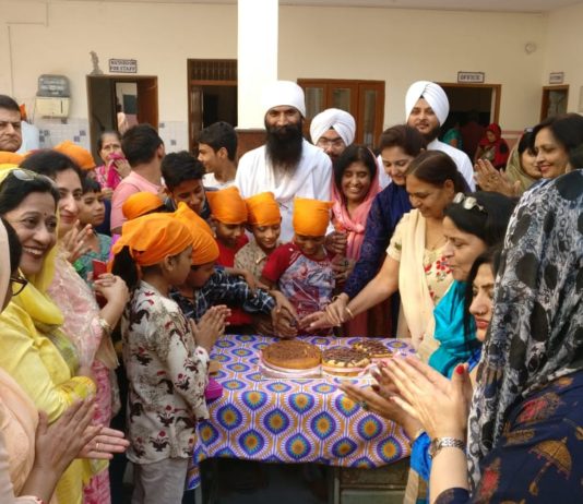Faridabad Ladies Empowering Women Club celebrates Guru Purab by serving the humanity