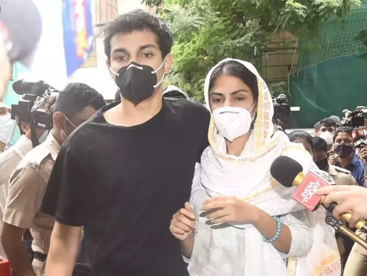 Sushant case: Bombay HC to hear Rhea, Showik bail pleas Tuesday later