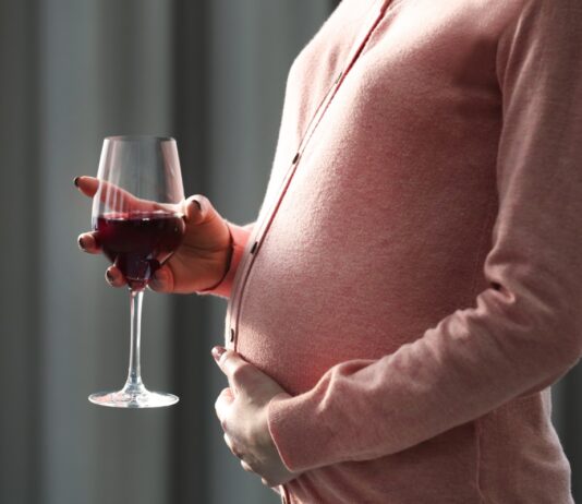 Even low alcohol use during pregnancy bad for child’s brain: Study