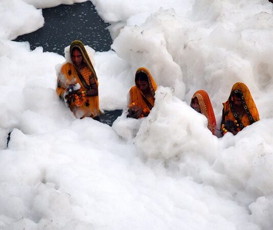 Delhi: Devotees perform rituals in toxic foam-laden Yamuna on final day of Chhath puja
