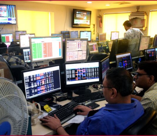 Sensex dips 425 points; IT, infra, banking stocks slump