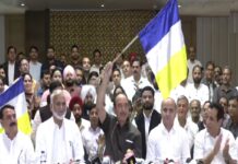 Ghulam Nabi Azad unveils the flag of his new ‘Democratic Azad Party’
