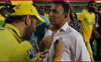 MS Dhoni signs Sunil Gavaskar’s shirt post IPL match against KKR