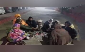 As unrelenting cold wave sweeps Delhi, UP, people struggle for warmth