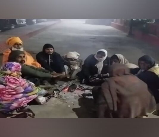 As unrelenting cold wave sweeps Delhi, UP, people struggle for warmth