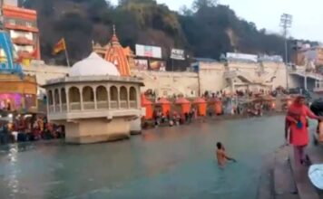 Devotees take holy dip in Sangam on Basant Panchami
