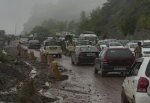 Himachal: Heavy rain batters Kullu-Mandi, Rivers in spate; Chandigarh-Manali Highway blocked at multiple points