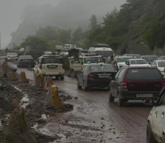 Himachal: Heavy rain batters Kullu-Mandi, Rivers in spate; Chandigarh-Manali Highway blocked at multiple points