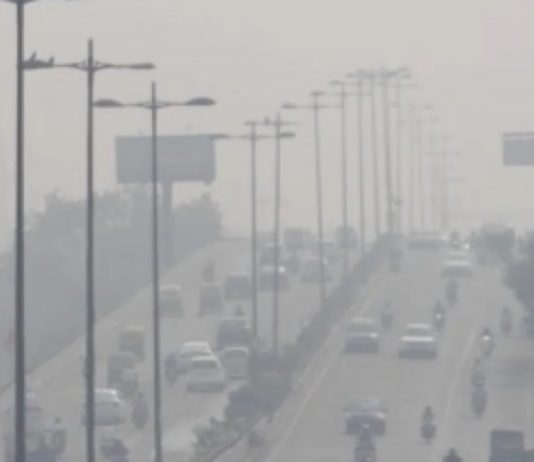 Delhi wakes up to thick smog after Diwali night, air quality in ‘Very Poor’ category