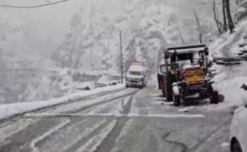 J-K: Heavy snowfall continues in Doda; residents advised to stay indoors
