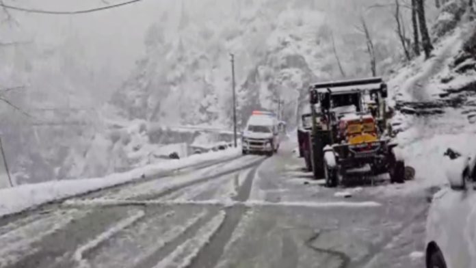 Heavy-Snowfall-in-J-Ks-Doda
